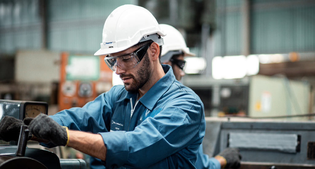 A picture of our tube mill worker equipped with safety accessories in work place 